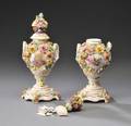 Dresden. Par lågvaser af porcelæn, 1800-tallet 2