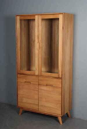 Unique Furniture. Vitrineskab i massiv olieret eg.