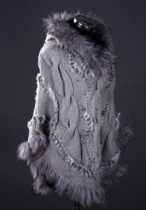 Poncho af strik, kanin og raccoon. Onesize. Farve Lys blågrå