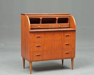 Chatol, teaktræ og nøddetræ. Dansk møbelproducent.   