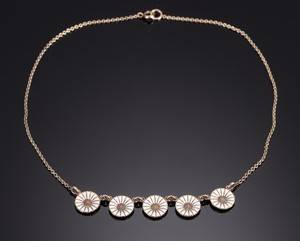 Forgyldt halskæde med fem emaljerede margueritter