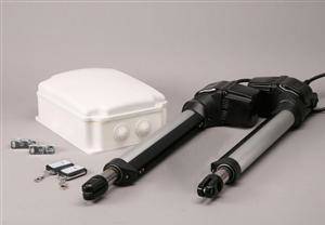 Automatisk svingportåbner til dobbeltlåget smedejernsport 