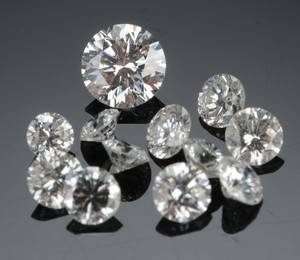Tolv uindfattede brilliantslebne diamanter 12