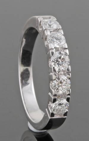 Ring in 14k set with brilliant cut diamonds 0.68 ct