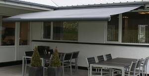 Markise, vindsol sensor, 5,0 meter, polyesterdug, hellukket alluminiumskasse, motor og fjernbetjening.