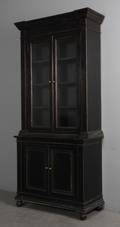 To delt vitrine i sort bemalet træ