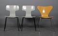 Arne Jacobsen. Tre stole, 1x3107 samt to T-stole. 3