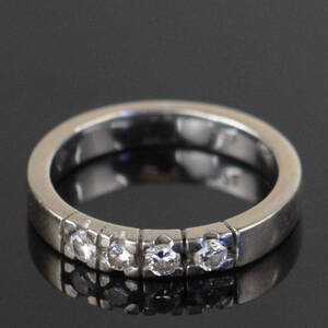 Alliancering i 18 kt. hvidguld med brillanter