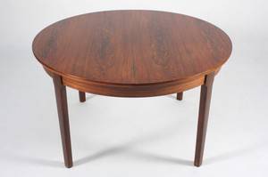 Dansk møbelproducent. Rundt bord i Rio-palisander m tillægsplader.