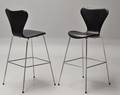 Arne Jacobsen. Par Syver barstole i sort læder, model 3197 2 