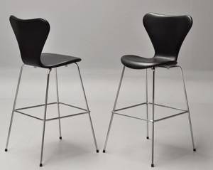 Arne Jacobsen. Par Syver barstole i sort læder, model 3197 2