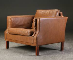 Lænestol betrukket med læder, dansk møbelproducent