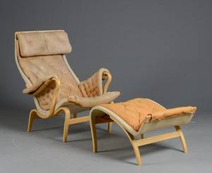 Bruno Mathsson. Penilla lænestol og skammel med betræk af læder 2