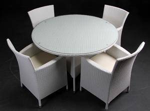 Havemøbler. Fire havestole samt rundt bord, hvidt polyrattan, aluminium stel. 5
