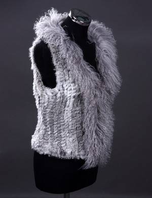 Vest af strikken kanin og tibetansk lammepels. Str. i tekst. Farve Grey Highlight