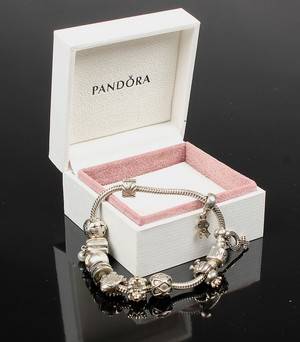 Pandora armbånd med charms 12 