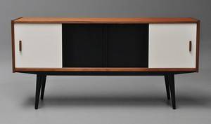 Dansk møbelarkitekt. Lav skænk i teak 