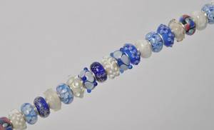 20 Charlotte Borgen beads - glasdekoration - blå og hvid 20