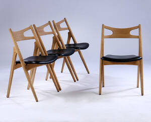 Hans J. Wegner. Fire savbukkestole af eg, sort læder 4 