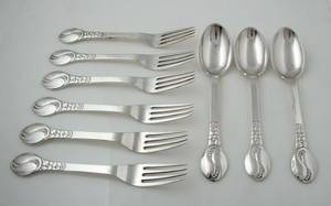 Evald Nielsen. `Bestik no. 12´ middagsgafler - og skeer af hammerslået sølv 9