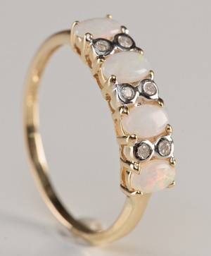 Opal- og diamantring