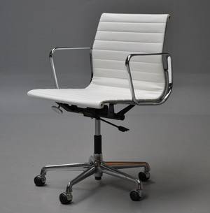 Charles Eames. Kontorstol, model EA-108 hvidt vinyl 