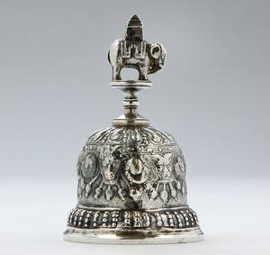 Tysk bordklokke af sølv prydet med elefant og masker, ca. 1900