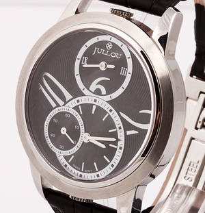 JULLOU. Dansk design. Armbåndsur, model nr. 006-06-01-01