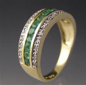 Smaragd - og diamantring.