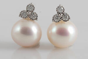 Freshwater pearl earrings in 9k with diamonds 0.17ct 