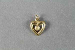 Hänge i guld 18 k med vit sten