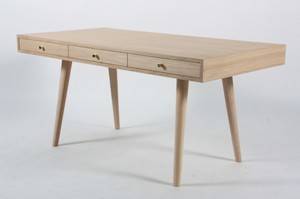 Dansk møbelarkitekt. Skrivebord med skråtstillede ben.