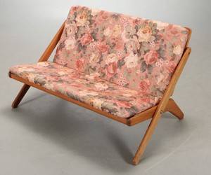 Dansk møbelproducent. 2 pers. sofa af træ med teak fødder.