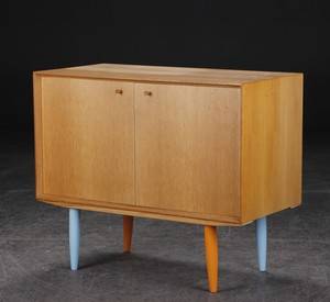 Dansk Møbelarkitekt. Lav skænk i eg med bemalede ben.
