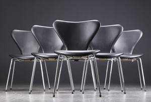 Arne Jacobsen. Seks stole Syveren, model 3107, nybetrukket med sort læder 6 
