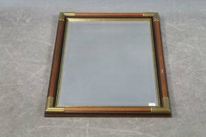 Spegel med träram, mässingsdetaljer och slipat glas