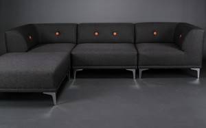 Morten Voss. THE SOFA TWENTYONE. Modulsofa med udskiftelige knapper. Antracit grå med Burnt Orange knapper 