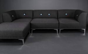 Morten Voss. THE SOFA TWENTYONE. Modulsofa med udskiftelige knapper. Antracit grå med Sky Blue knapper 4