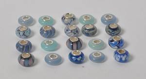 Charlotte Borgen - Tyve charms af sterling sølv med glas - blå