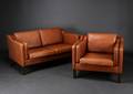 Dansk møbelproducent. To-pers. sofa samt lænestol betrukket med brunt bøffellæder 2