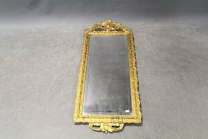 Spegel med förgylld träram 