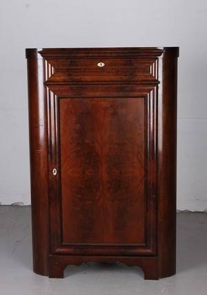 Christian VIII hjørneskab af mahogni, 1800-tallets midte