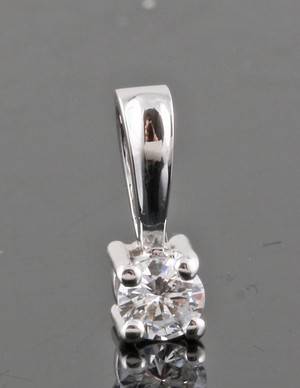 Pendant in 18k set with brilliant cut diamond 0.11 ct