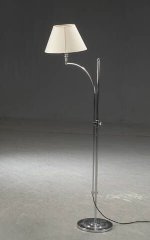 Standerlampe af blankpoleret metal