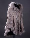 Poncho af strik, kanin og raccoon. Onesize. Farve Grå