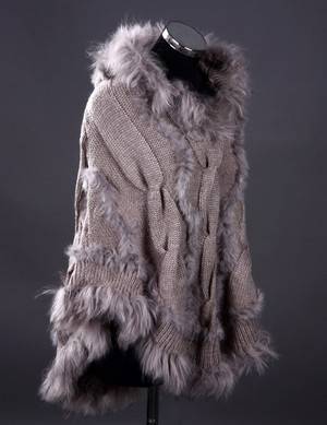Poncho af strik, kanin og raccoon. Onesize. Farve Grå