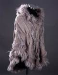 Poncho af strik, kanin og raccoon. Onesize. Farve Grå