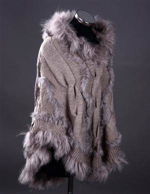 Poncho af strik, kanin og raccoon. Onesize. Farve Grå