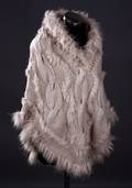 Poncho af strik, kanin og raccoon. Onesize. Farve Off-white