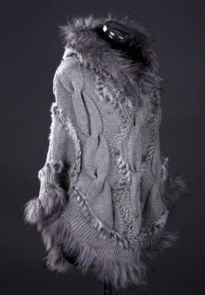 Poncho af strik, kanin og raccoon. Onesize. Farve Lys blågrå